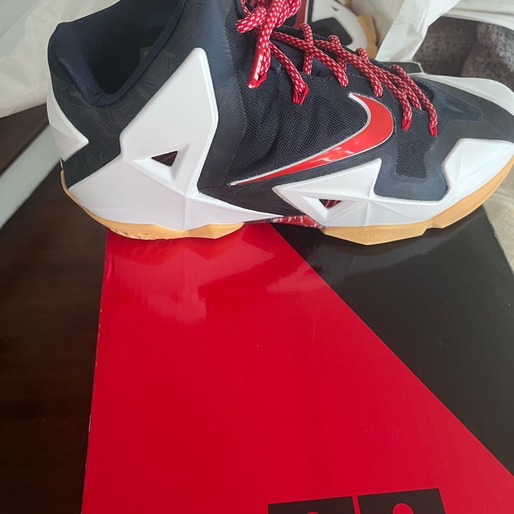 Nike LeBron XI in White and blue “Independence Day” - Picture 5 of 7